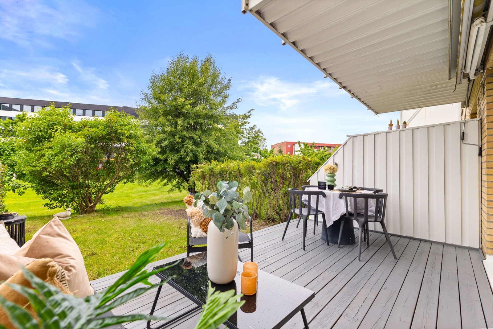 Solrik terrasse og hage Galleribilde