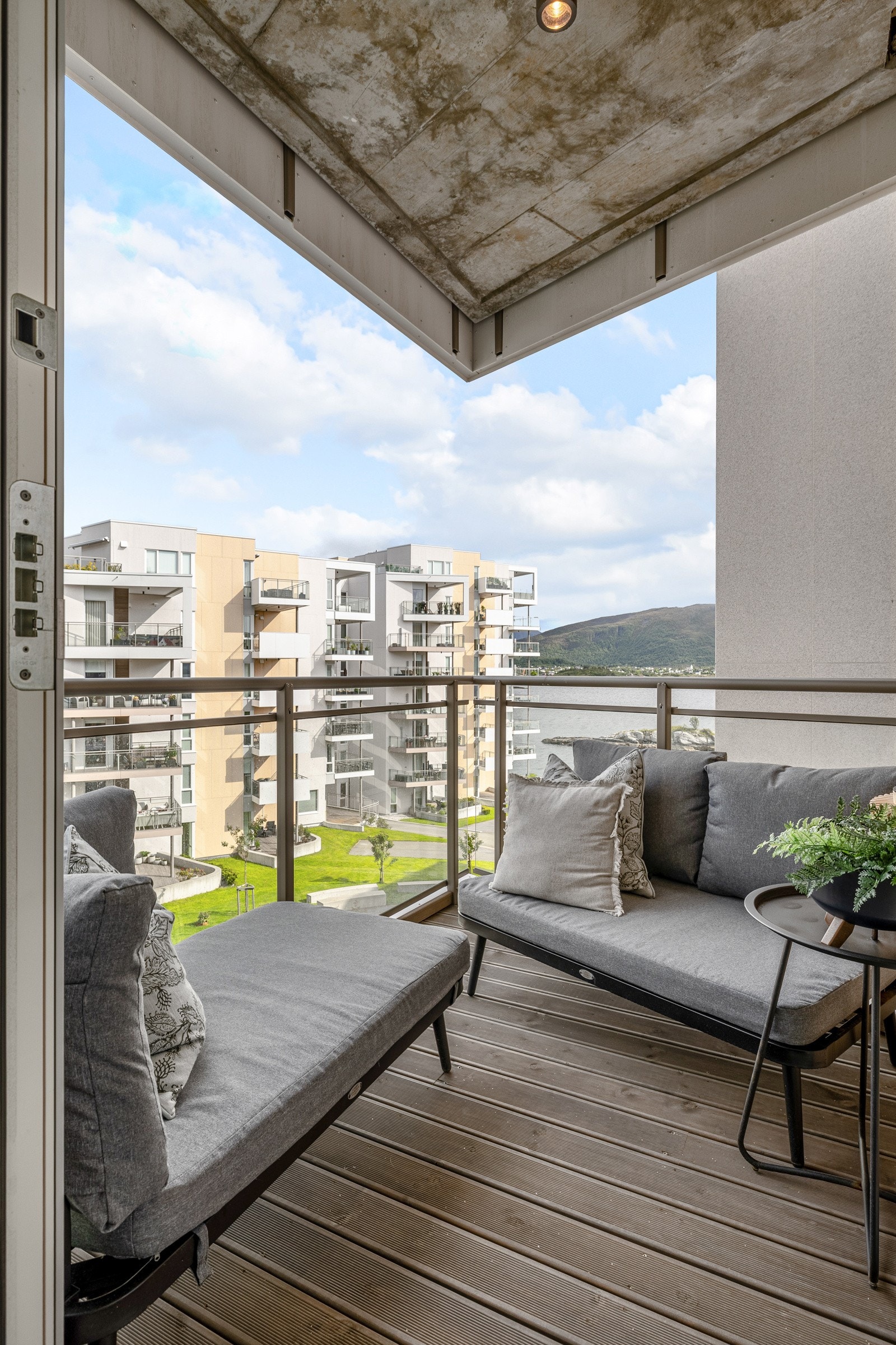 Verandaen er vendt mot sydøst og får formiddagssolen. Galleribilde