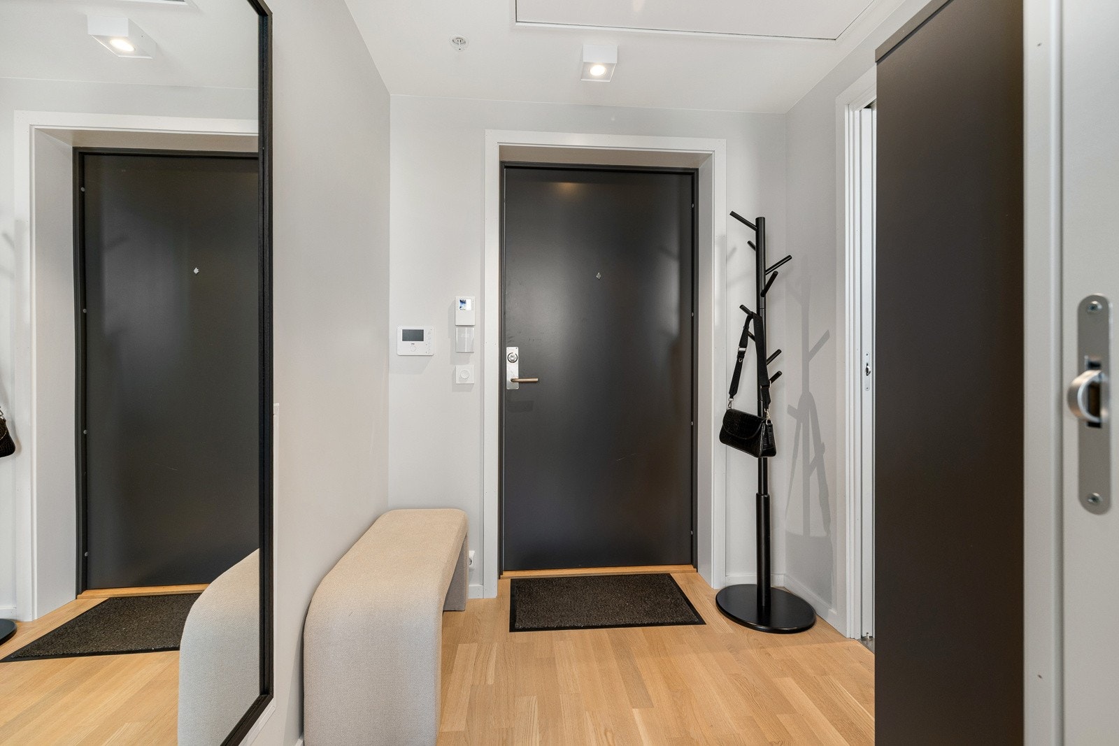 Velkommen inn. Leiligheten er svært godt utnyttet og har gode materialvalg! Galleribilde