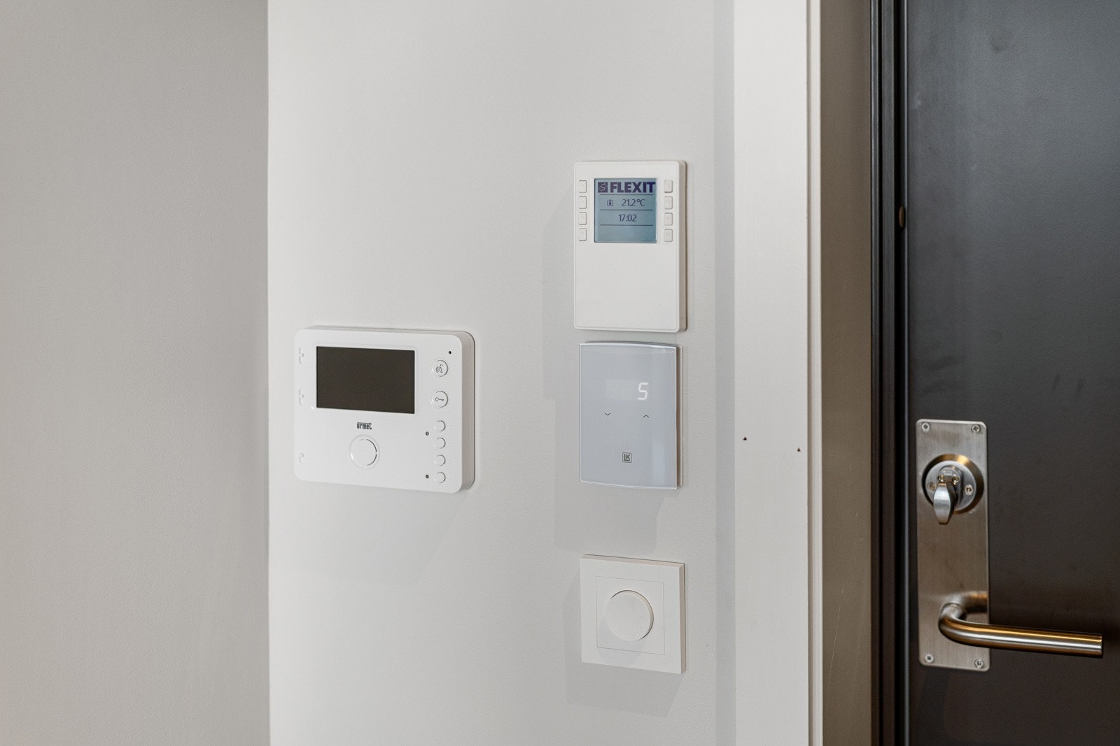 Ved inngangsdøren har man panelet til callinganlegget, ventilasjonsanlegget og termostat til fjernvarmen. Galleribilde