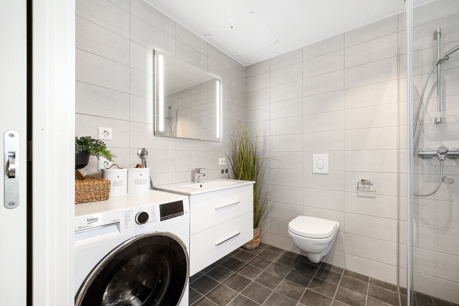 Badet er romslig og har tiltalende fliser på gulv og vegger. Galleribilde