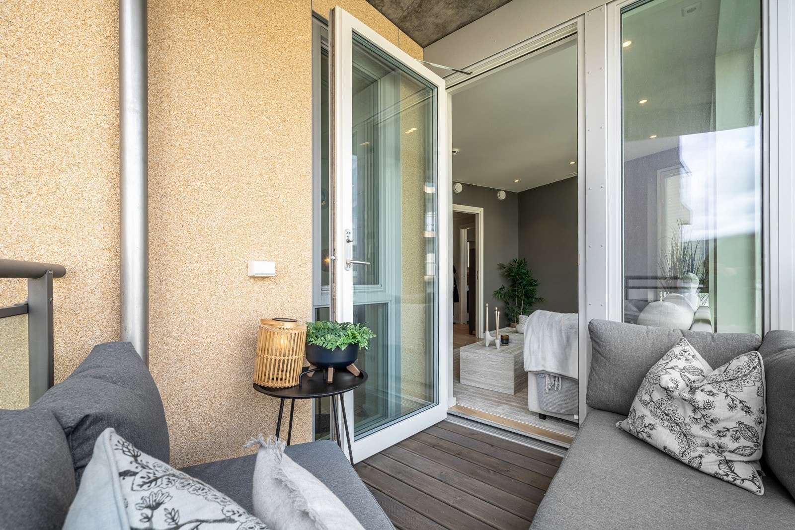 Verandaen fungerer som en forlengelse av stuen og har plass til en liten sittegruppe. Galleribilde