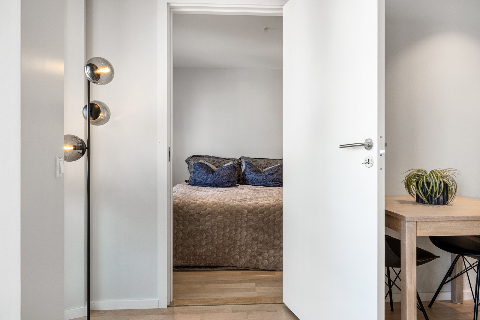 Fra stuen er det adkomst til soverommet. Galleribilde