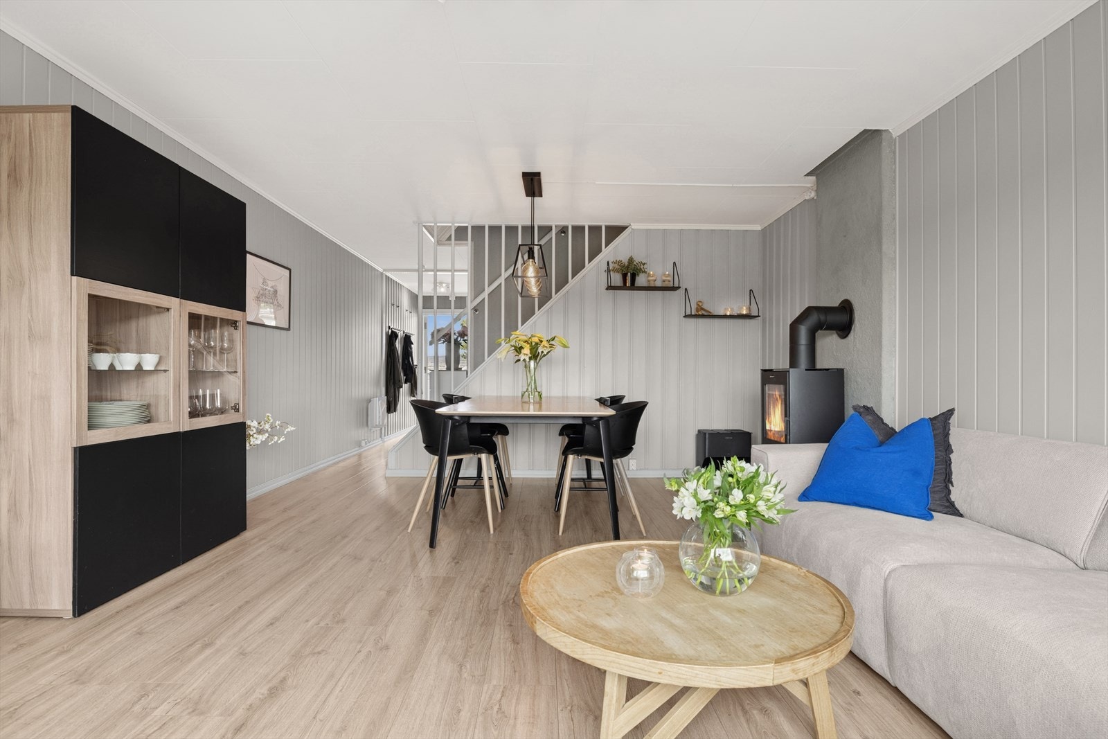 Her får du rikelig med plass til både en sofagruppe og en spisegruppe, noe som gir deg muligheten til å skape et hyggelig og funksjonelt oppholdsrom. Galleribilde