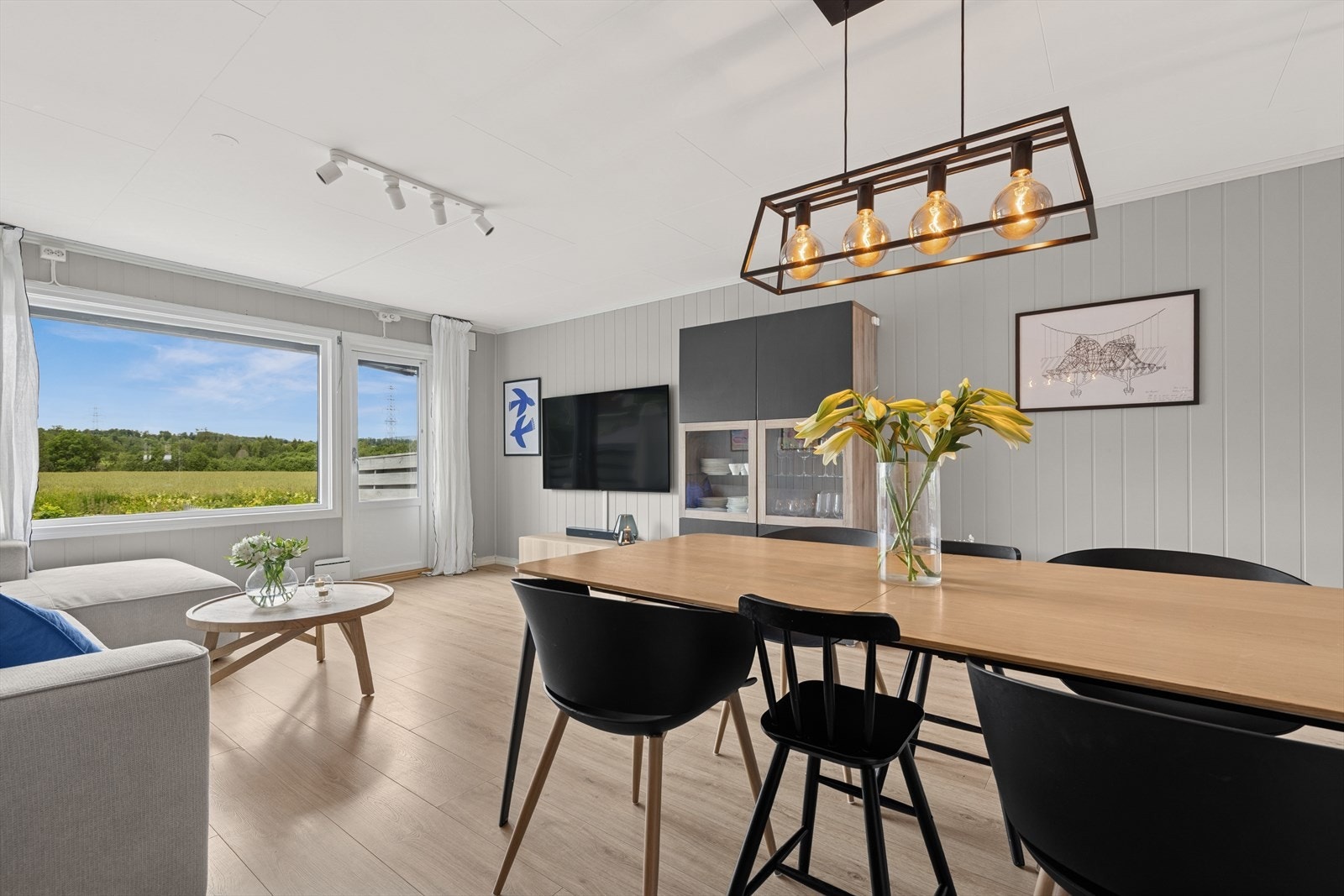 Stuen har store vindusflater som slipper inn godt med naturlig lys, og gir rommet en lys og luftig følelse. Fra stuen er det flott landlig utsikt. Galleribilde