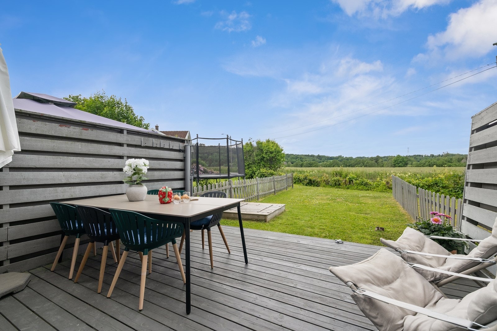 Fra terrassen kan du nyte en landlig utsikt. Galleribilde