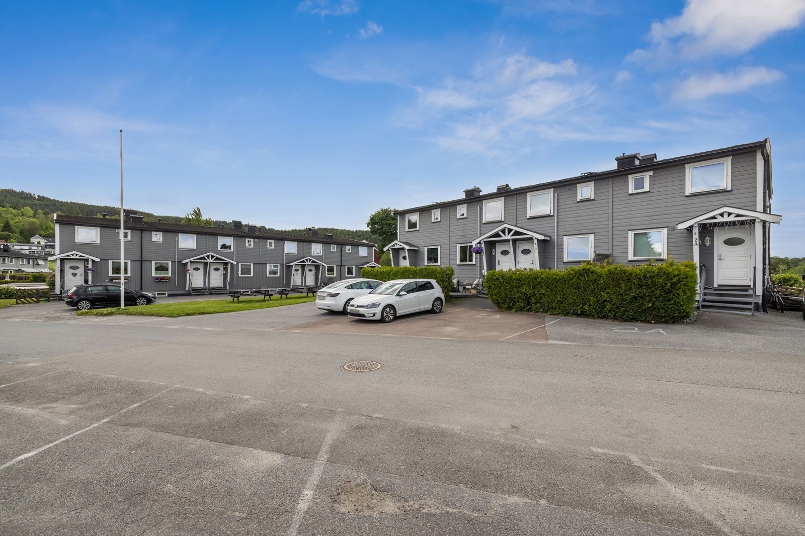 Parkering på oppmerket plass utenfor boligen. Galleribilde