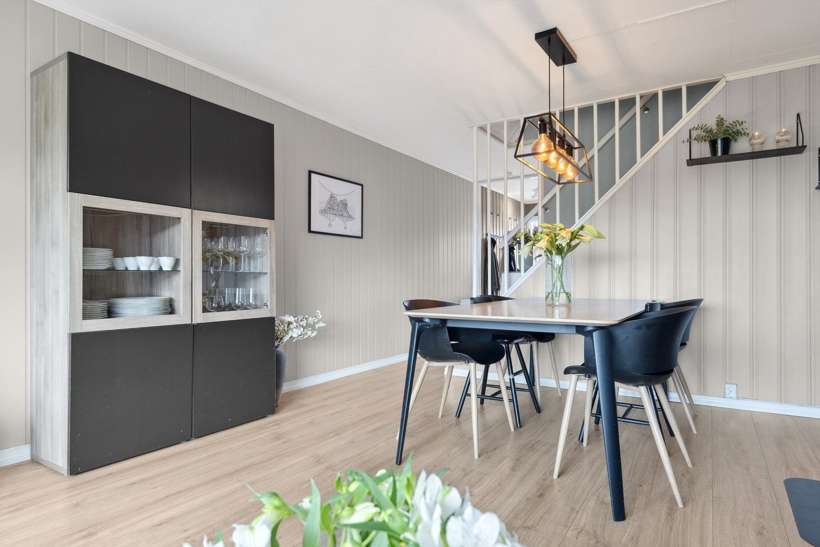 Det er plass til spisebord og tilhørende møbler. Galleribilde