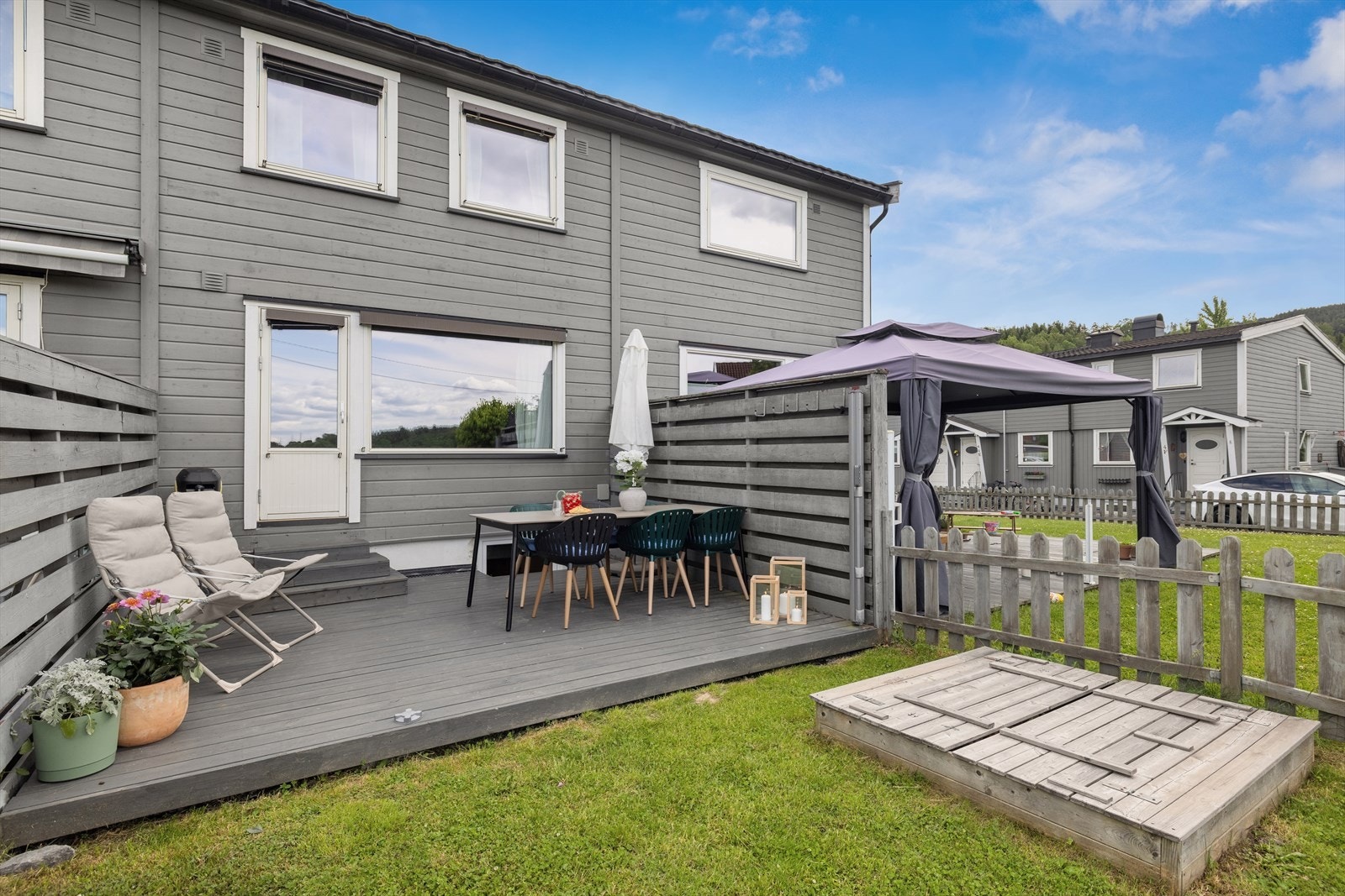 Fra stuen er det utgang til solrike uteområder bestående av hage og terrasseplatting. Galleribilde