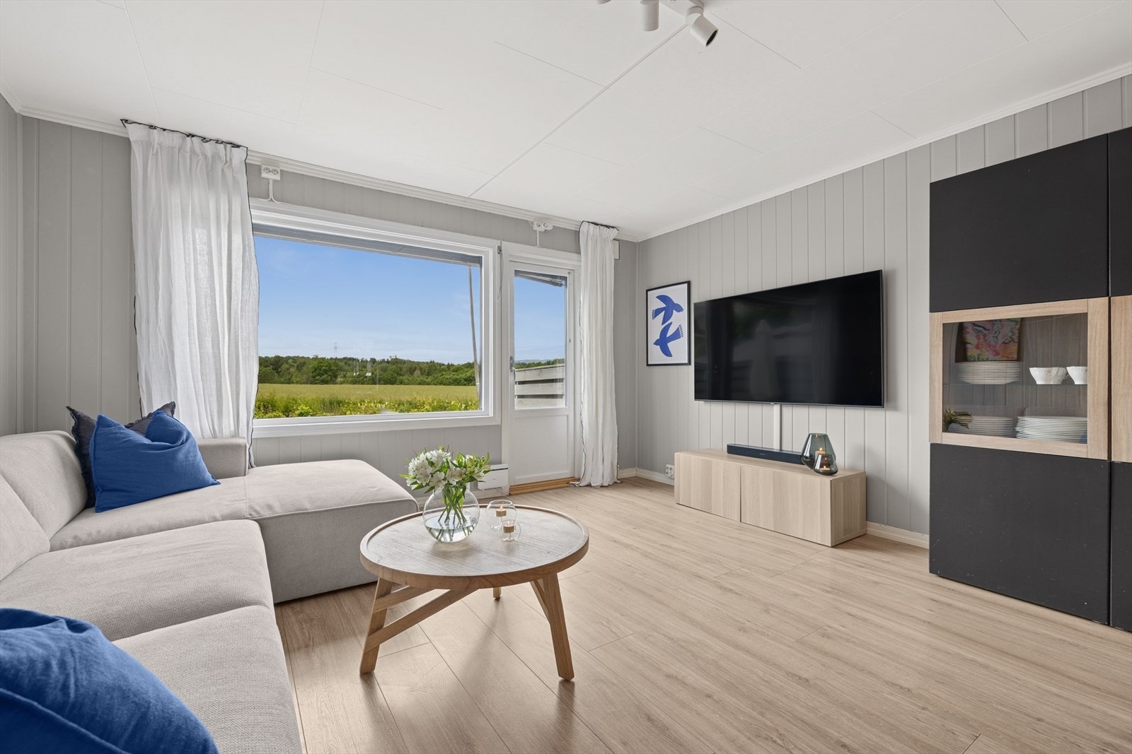 Laminatgulv og malt panel på veggene. Galleribilde