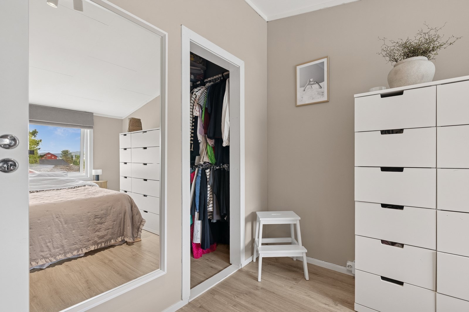 Soverommet har videre adkomst til en walk-in garderobe. (wal- in har benevnelse kott i tegninger og betegnes som tilleggsdel). Galleribilde