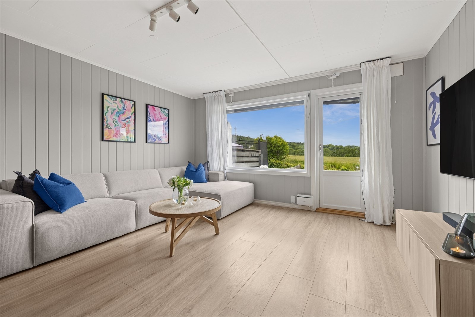 Sofagruppen har en lys og fin plassering ved vinduet. Galleribilde