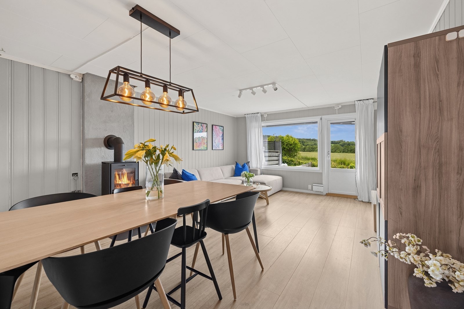 I stuen er det montert en vedovn som gir god varme og lun stemning på kalde dager. Galleribilde