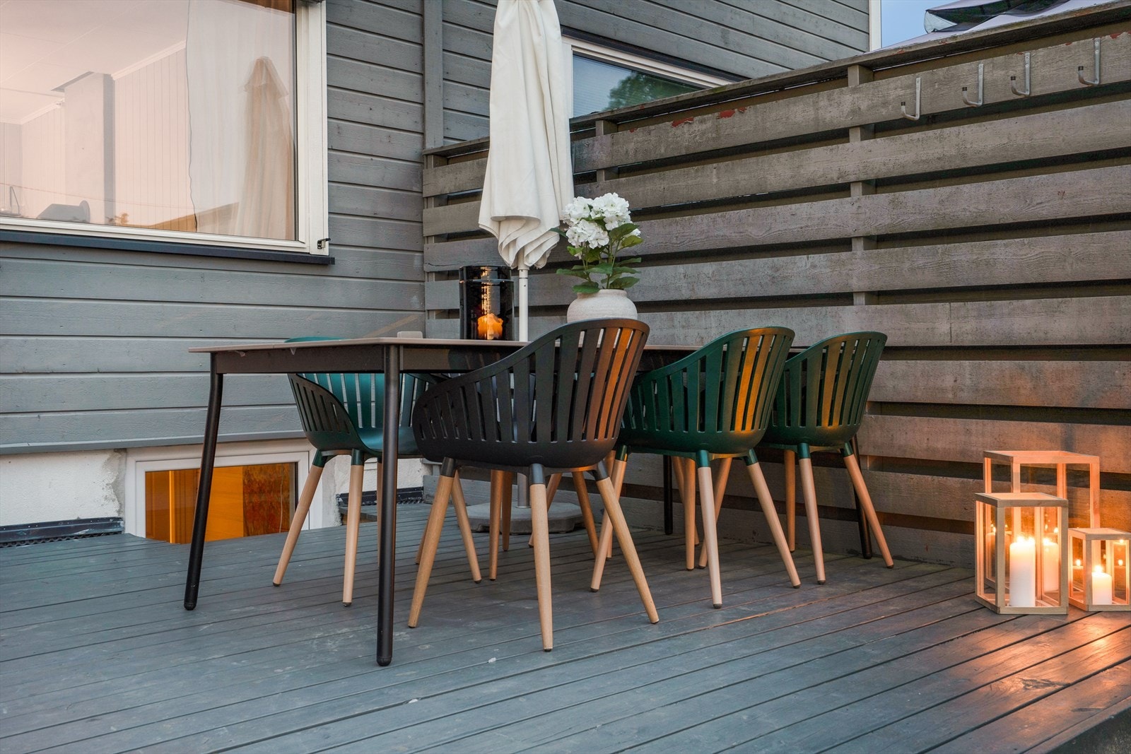 På fine sommerdager kan terrassen benyttes som en forlengelse av stuen. Galleribilde