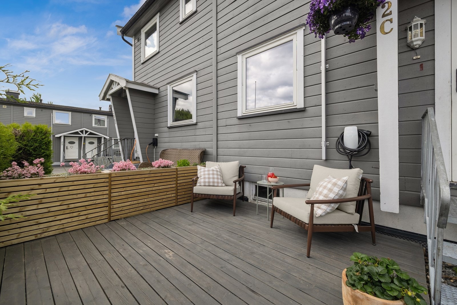 Ved boligens inngangsparti er det også en terrasseplatting med god plass til hagemøbler. Galleribilde