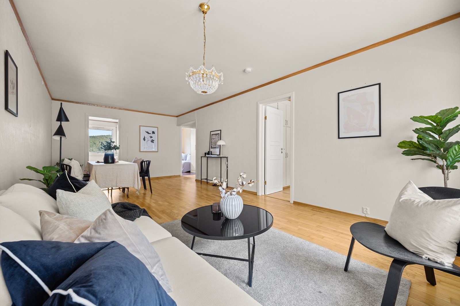 Videre er det naturlig plass for sofagruppe i stuen Galleribilde