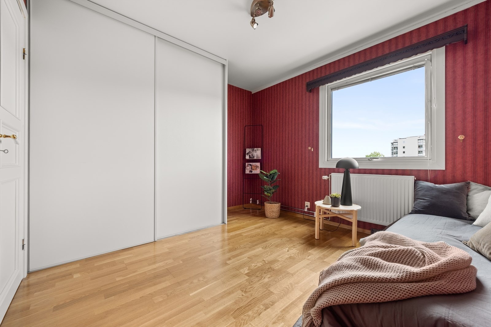 Her er det etablert romslig skyvedørsgarderobe Galleribilde