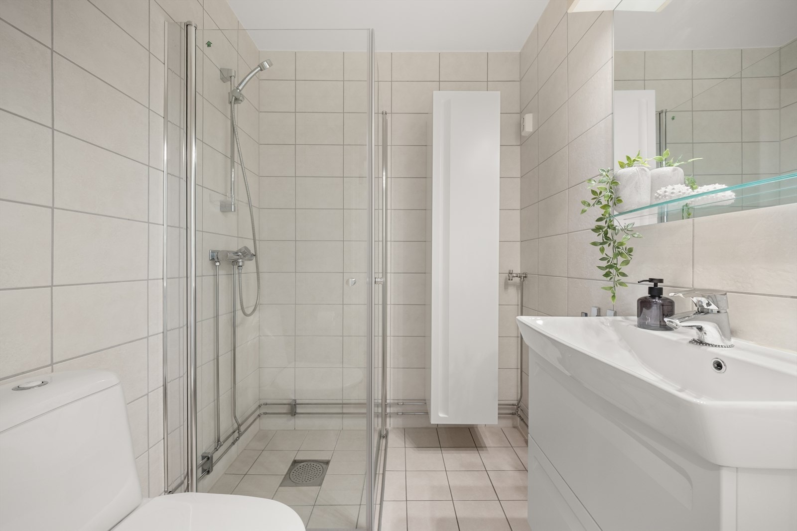 Pent bad som er renovert i 2017 og har flislagte overflater med varmekabler Galleribilde