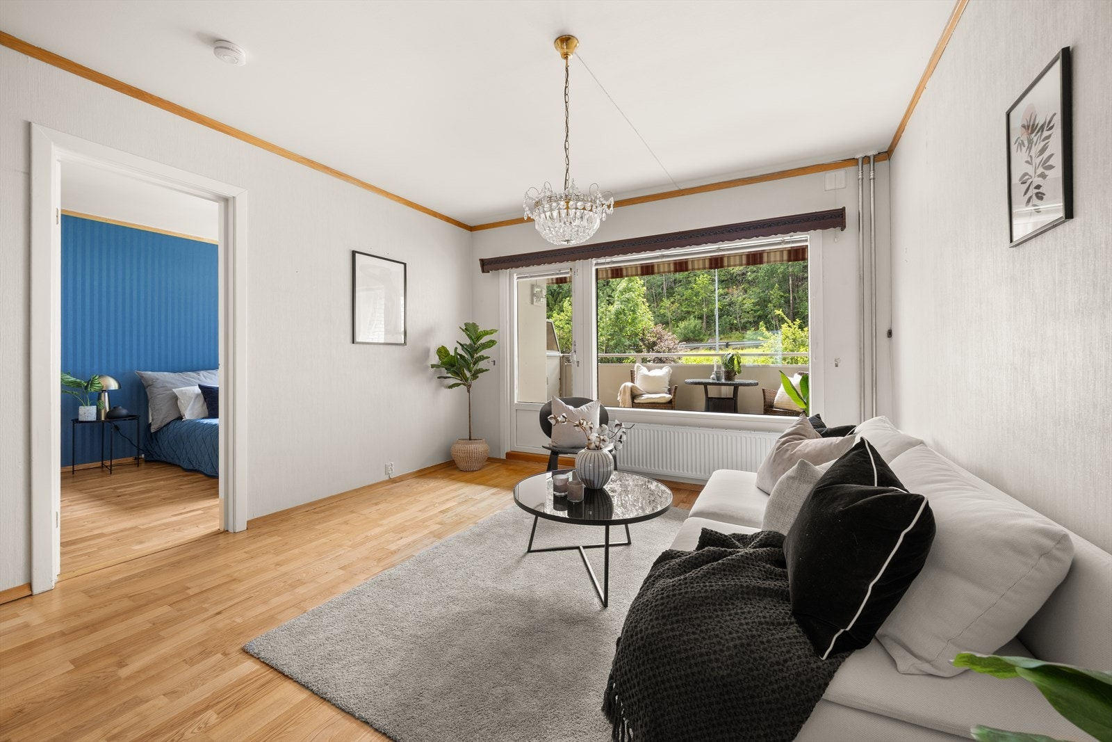 Godt med lysinnslipp fra store vindusflater Galleribilde