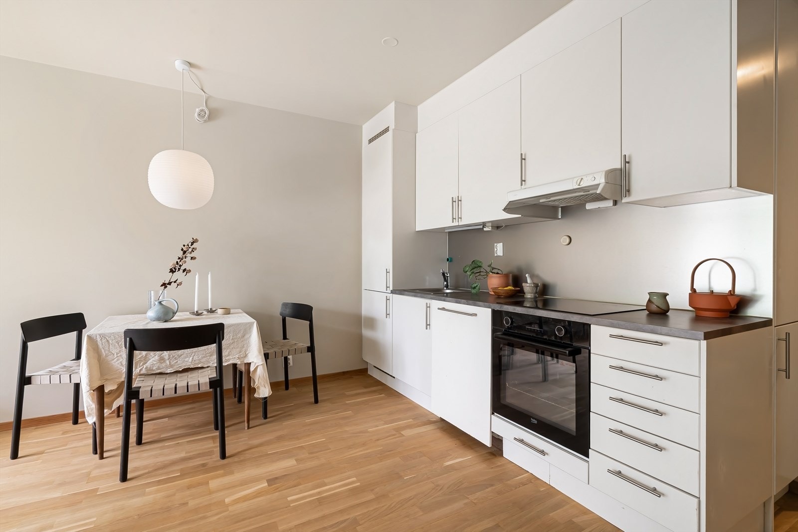 Kjøkkenet er meget funksjonelt og har rikelig med skapplass for praktisk oppbevaring. Galleribilde