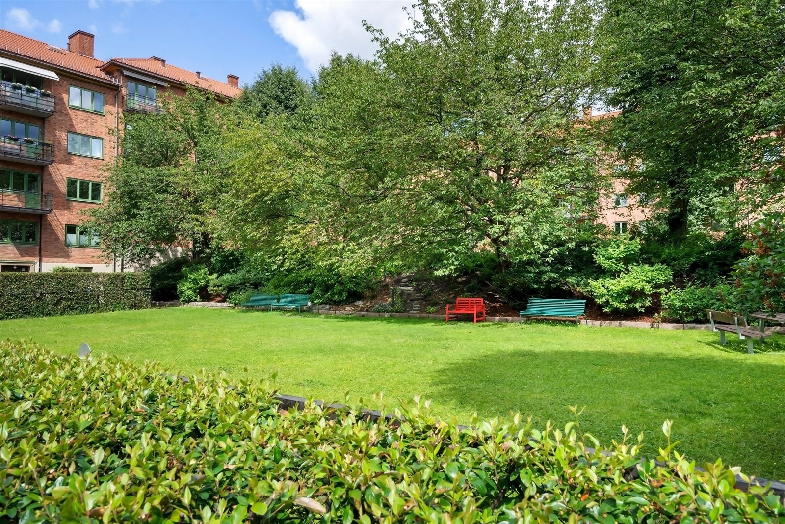 Grønt og frodig utearealer med sitteplasser. Galleribilde