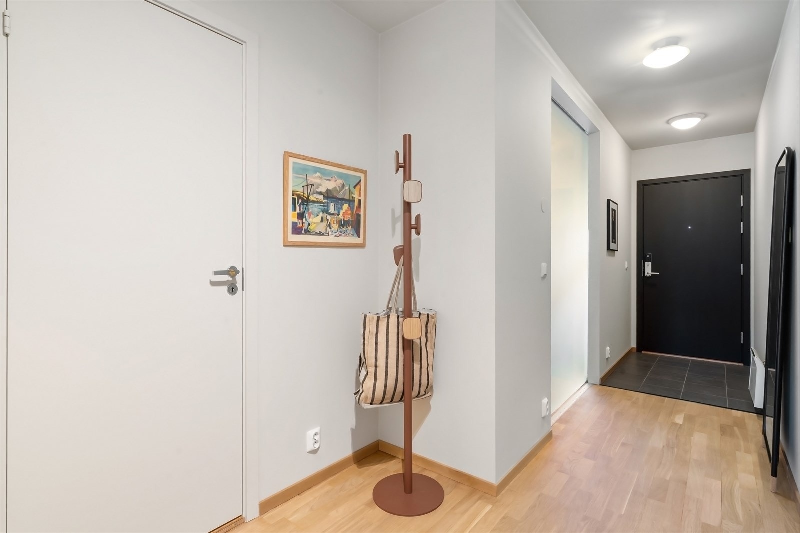 Romslig entrè utstyrt med porttelefon - her er det også god plass til ønsket oppbevaringsløsning. Galleribilde