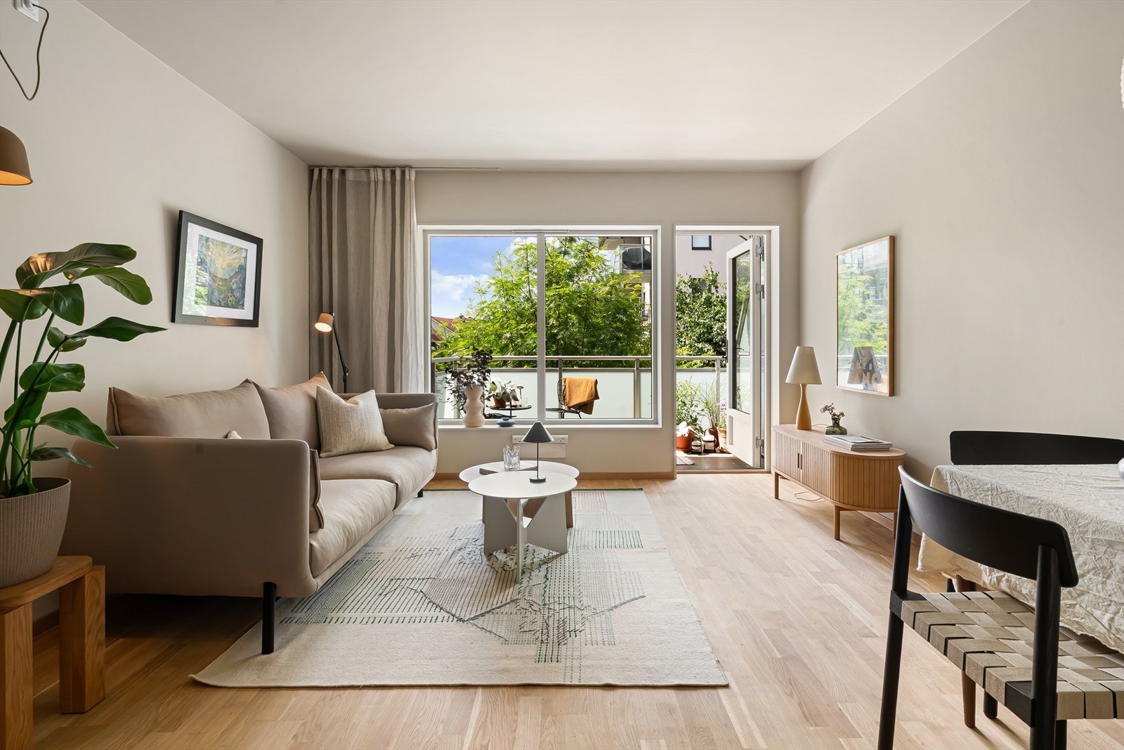 Lekkert oppholdsrom med moderne fargevalg og god plass til både sofakrok og spisebord. Galleribilde