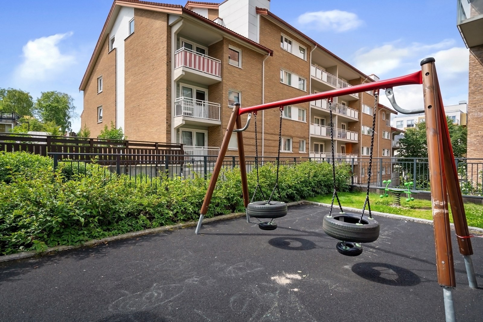 Grønne og barnevennlige uteområder med lekeplass - trygt og trivelig. Galleribilde