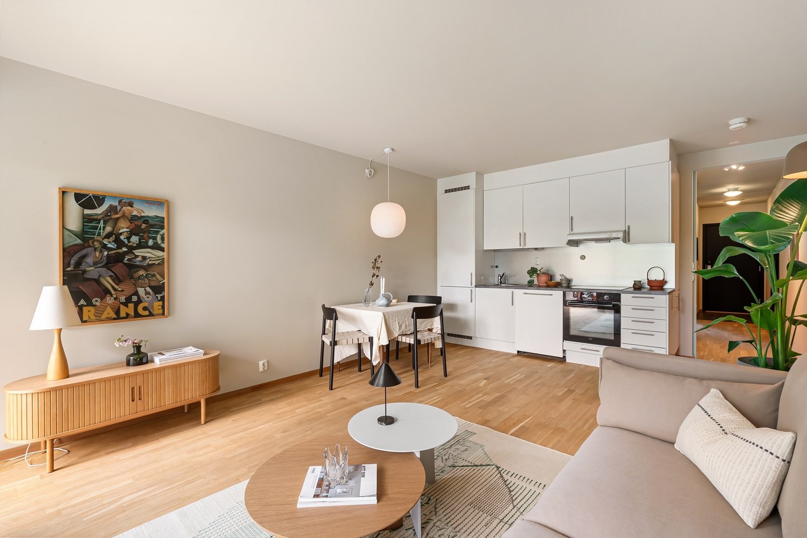 Den avlange stuen med åpen kjøkkenløsning skaper naturlige soner. Galleribilde