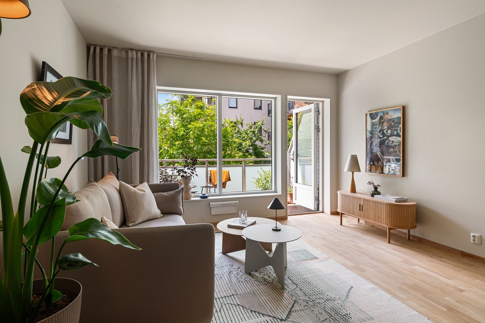 Leiligheten er lys og luftig med store vindusflater med 2-lags isolerglass som slipper inn rikelig med dagslys. Galleribilde