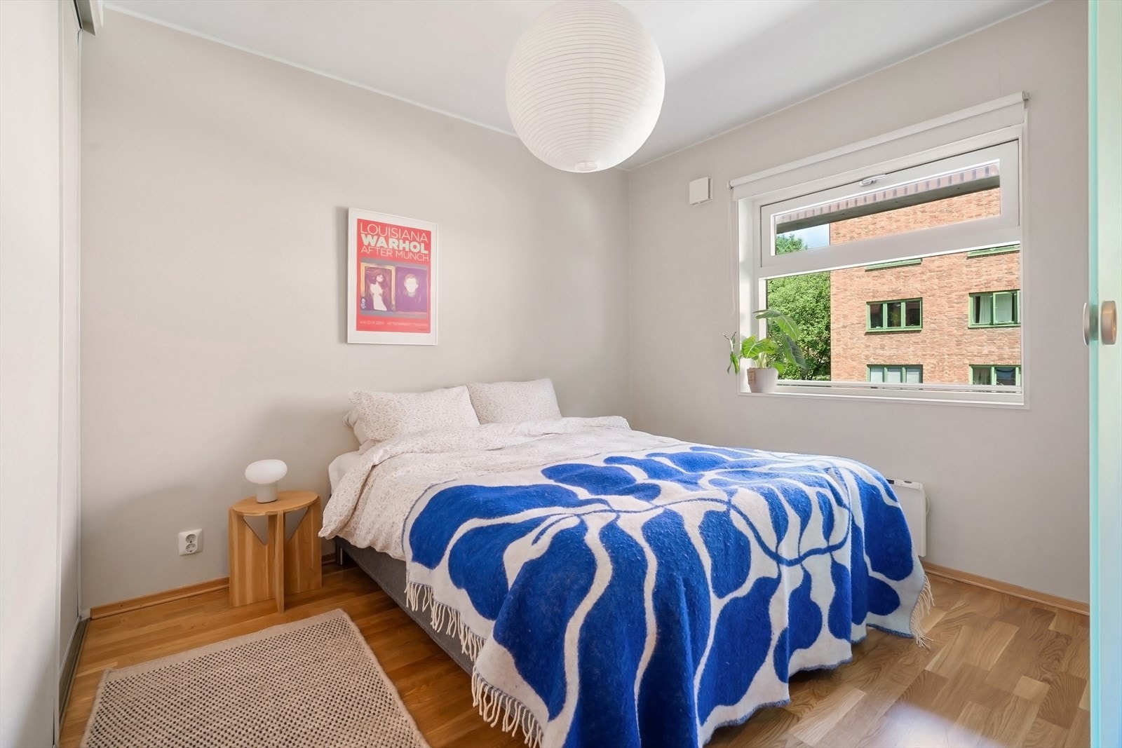 Innbydende soverom med behagelig atmosfære og praktisk garderobe. Galleribilde