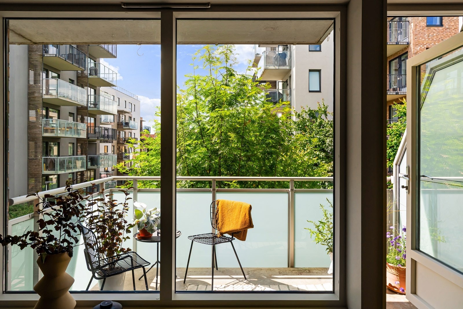 Fra stue er det utgang til en flott og solrik balkong på 6 kvm. Galleribilde