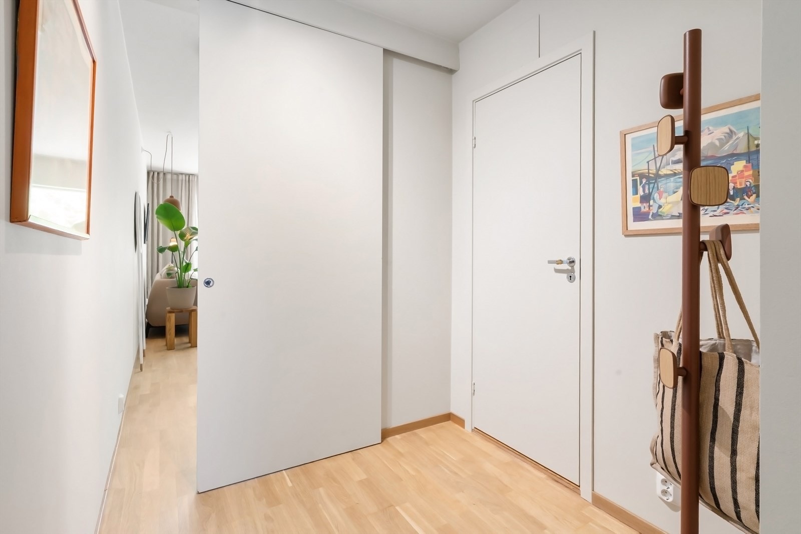 Soverom med elegant skyvedør som sparer plass Galleribilde