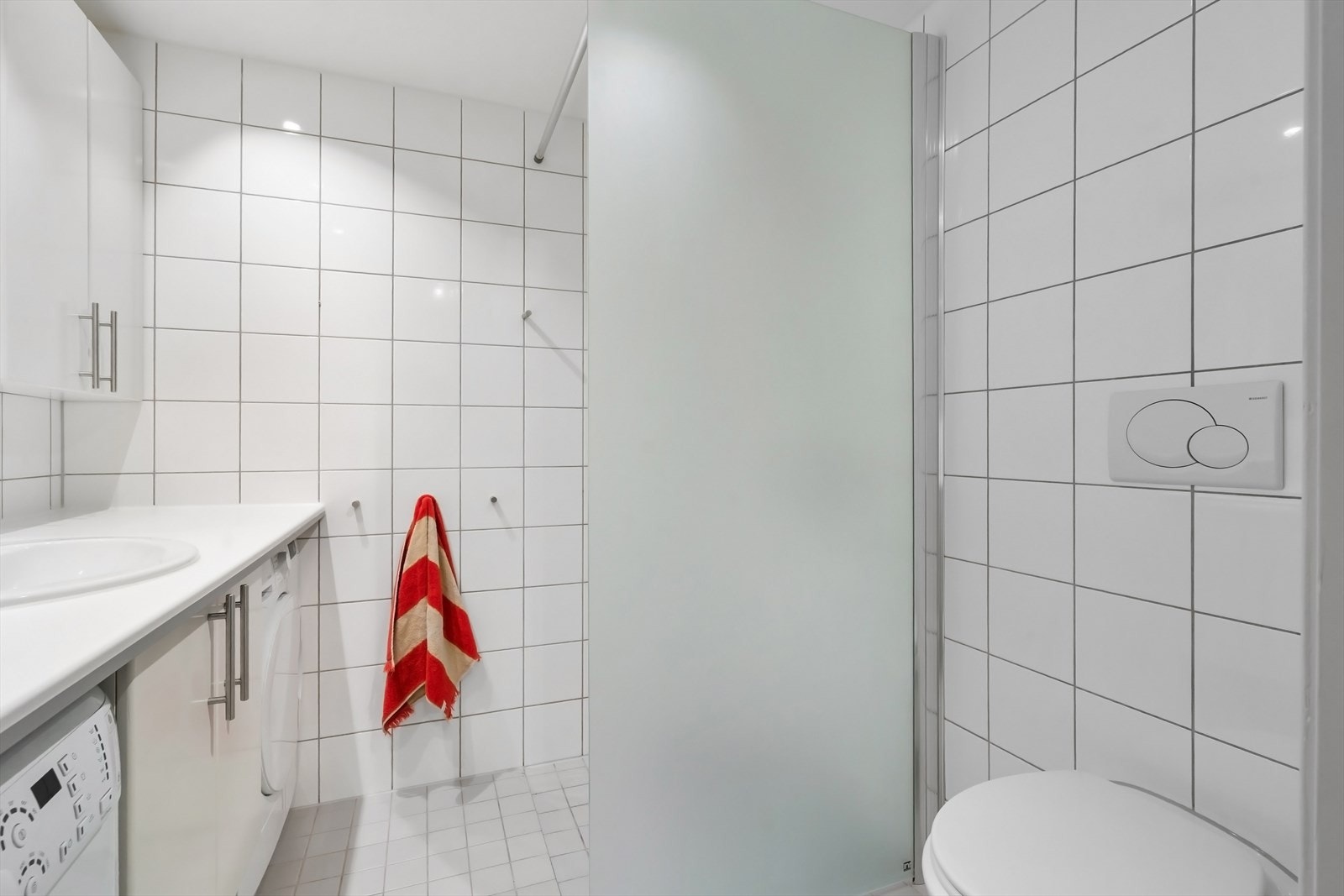 Bad har varmekabler i gulv og er utstyrt med mekanisk avtrekk, åpen dusj, opplegg for vaskemaskin, rørfordelingsskap, stoppekran og veggmontert wc. Galleribilde