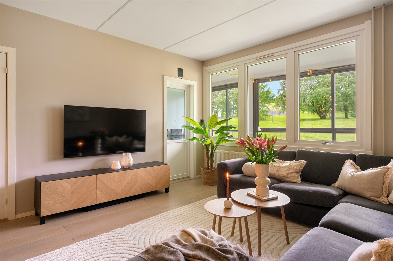 - Leiligheten har et innvendig areal på 74 m² og inneholder entré, bad, kjøkken, vaskerom, gang, to soverom, stue, og to boder - Galleribilde