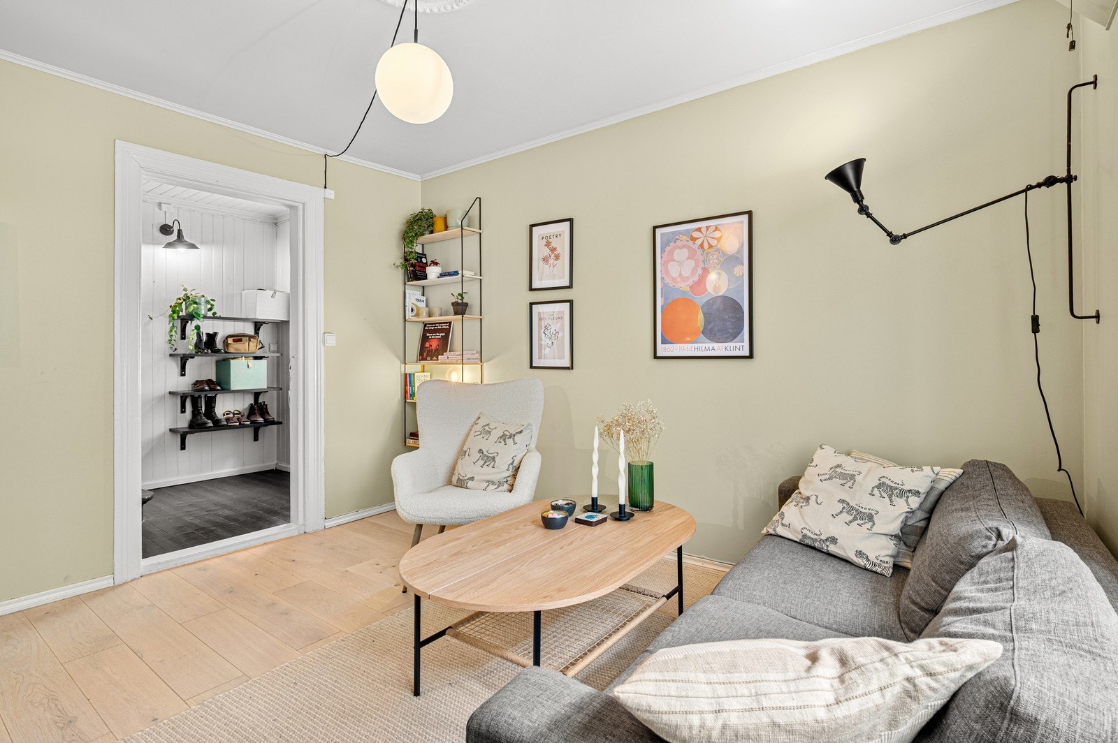 Romslig stue med moderne fargevalg og god plass til møblement Galleribilde