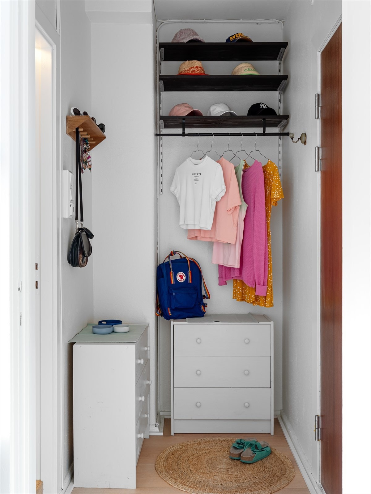 Laminat på gulv og malte glatte flater på vegger. Malte glatte flater i himling Galleribilde