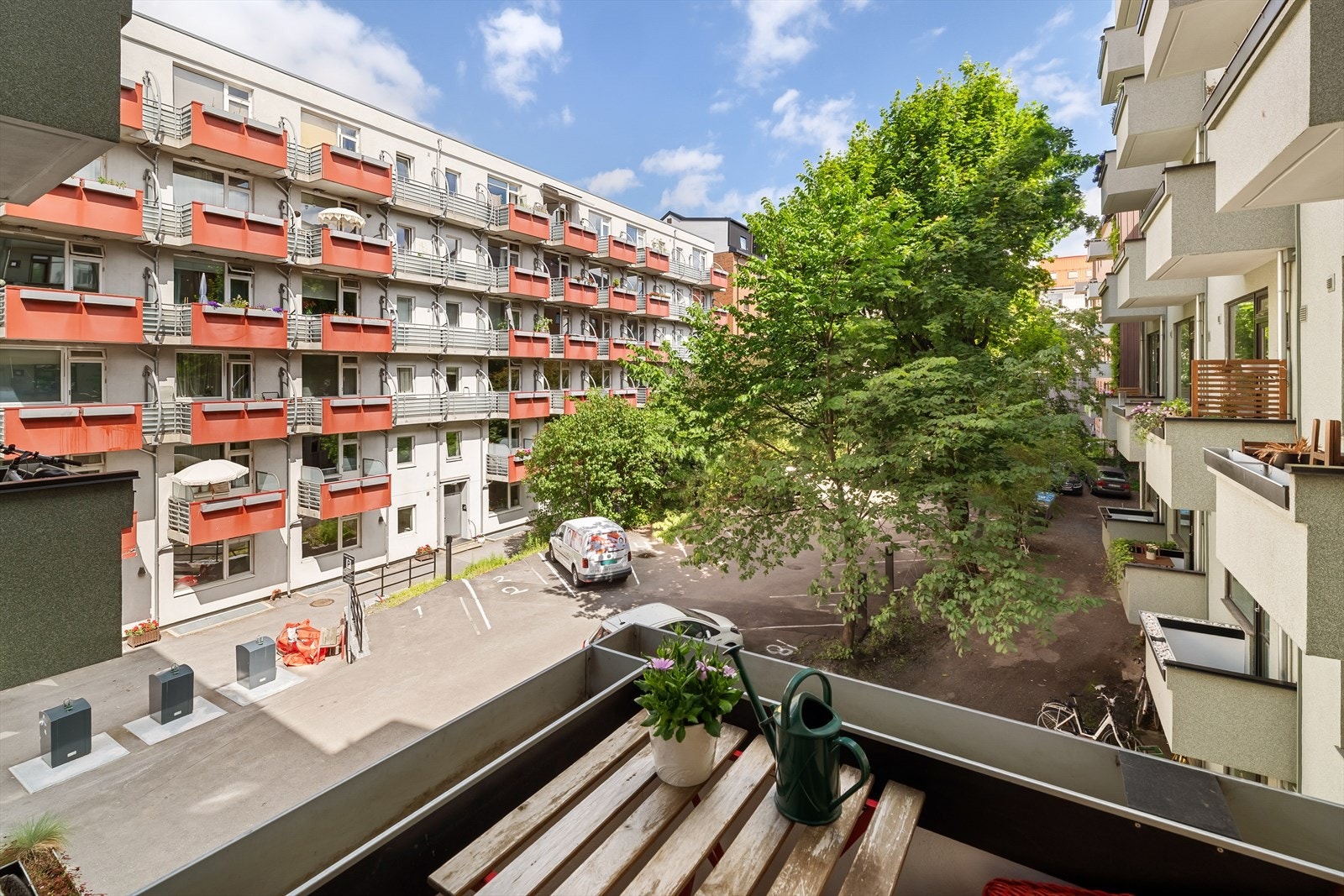 Leiligheten vender i sin helhet inn mot rolig bakgård Galleribilde