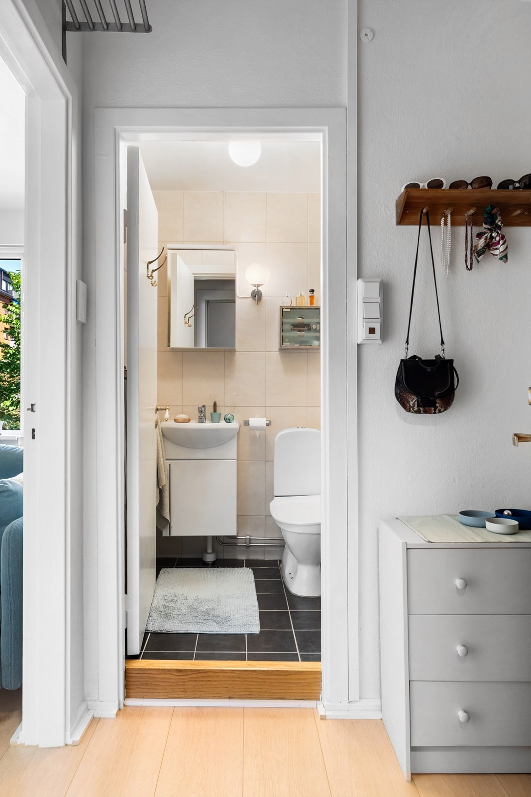 Delikat bad med fliser på gulv og vegge Galleribilde