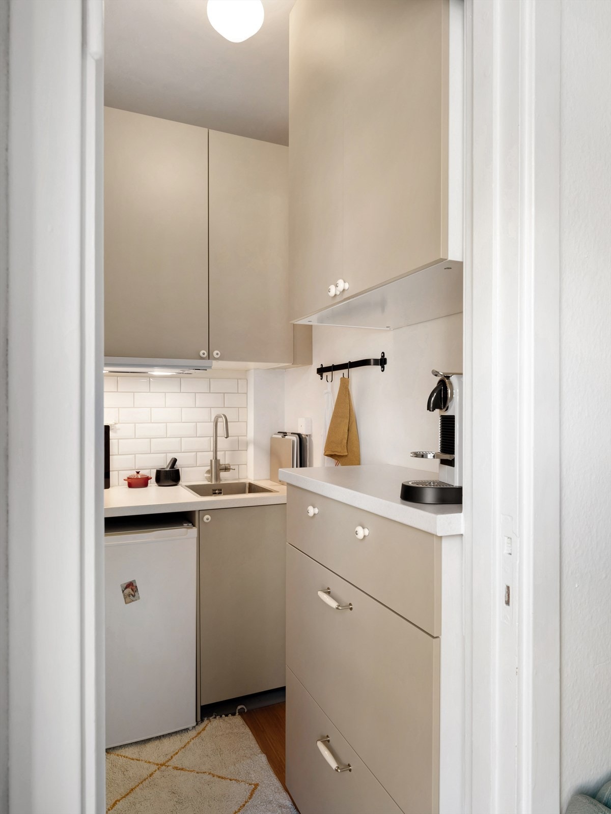 Avsatt plass til kjøleskap i benk Galleribilde