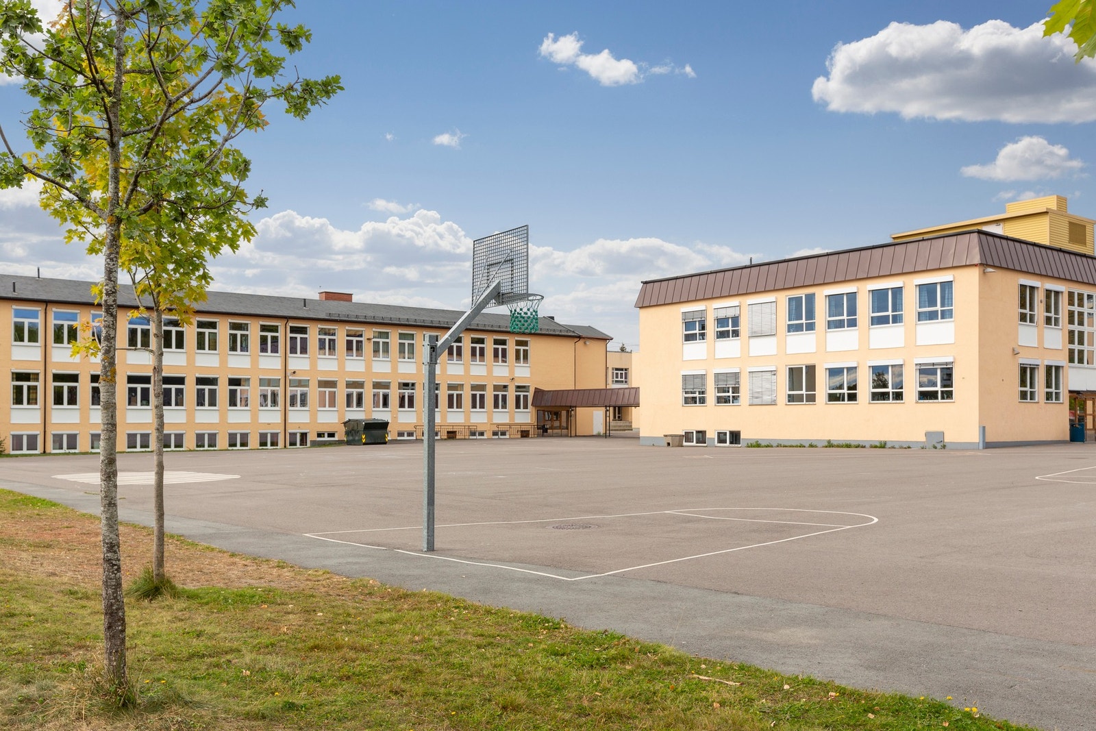 Området er svært barnevennlig med flere barnehager, kort vei til Voksen Skole, og kort avstand til både ungdomsskole og videregående skole. Galleribilde