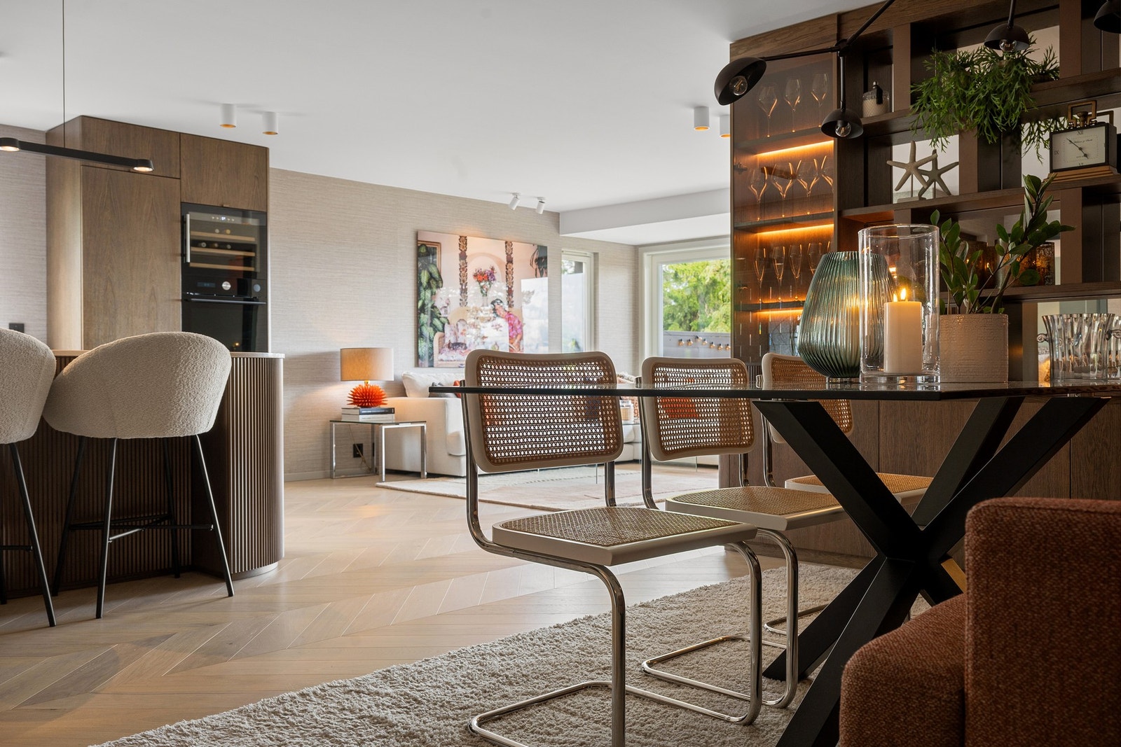 Åpen og gjennomtenkt planløsning med mye lysinnslipp og høy kvalitet i både løsninger og materialvalg. Galleribilde