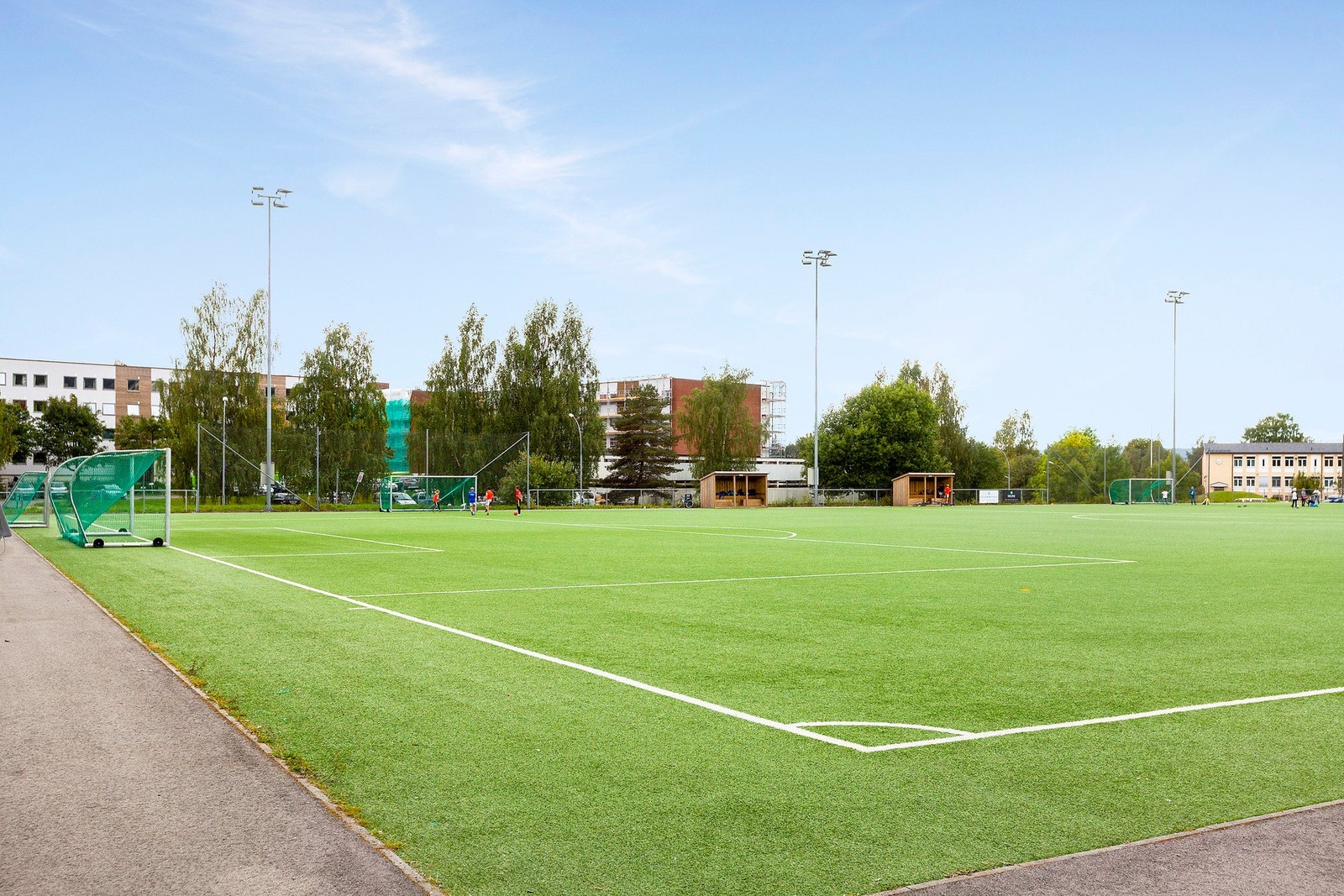Flott kunstgressbane ved Voksen Skole. Galleribilde
