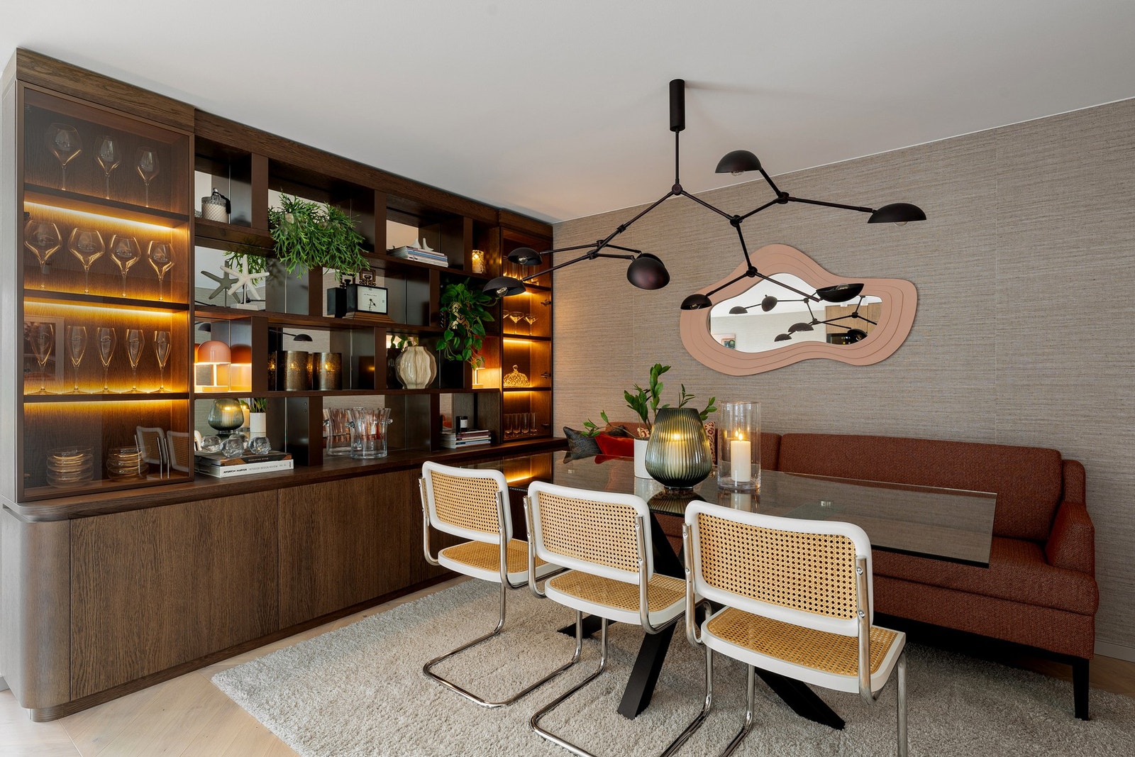 Skreddersydd hylle- og skapløsning med speil, integrert LED og rikelig skapplass - tegnet av interiørarkitekt. Galleribilde