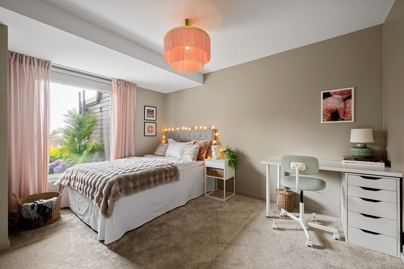 Lyst og trivelig soverom med teppe på gulv, grønn utsikt og plass til både dobbeltseng og garderobeskap. Galleribilde