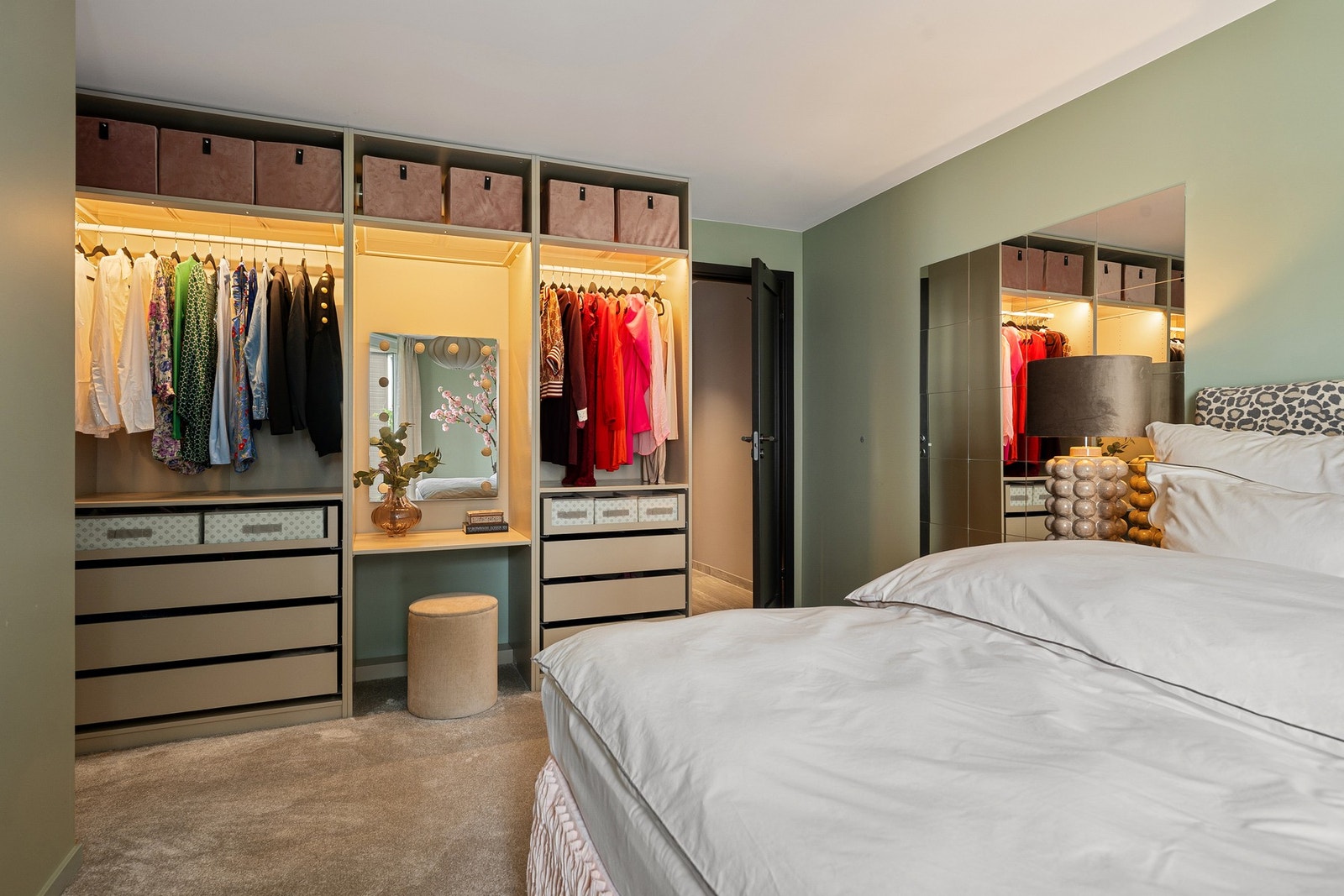 Lyst og funksjonelt garderobeskap på 2,5 meter med sminkesone og integrert belysning. Galleribilde