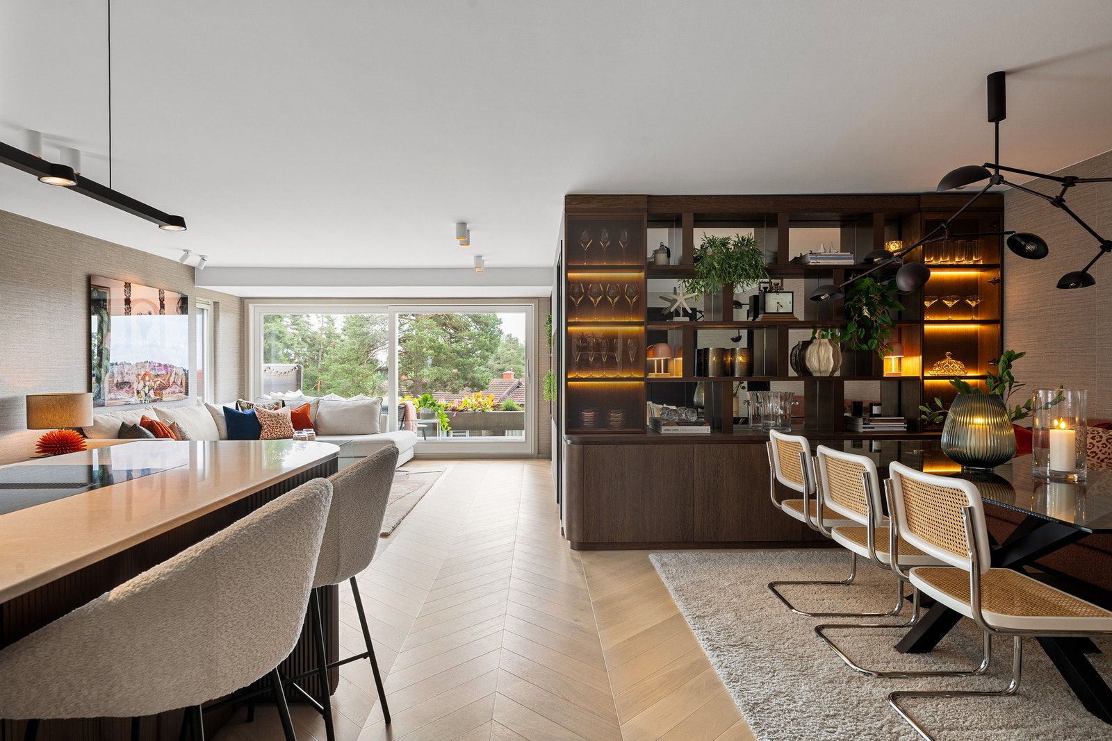 Alt elektrisk er nytt fra 2023 - med skjulte føringer og Elko Plus stikkontakter, brytere og dimmere. Galleribilde