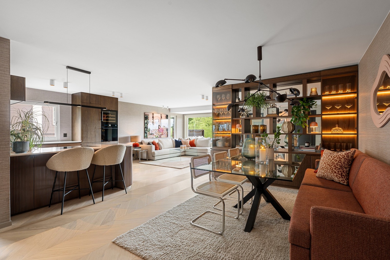 Styr både gulvvarme og lys fra telefon eller iPad - med egne innstillinger for ønsket stemning. Galleribilde