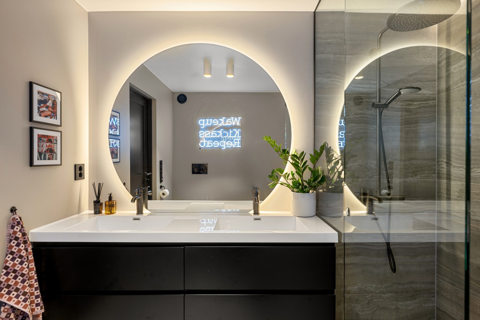 Dobbel servant på 140 cm med skuffer, Grohe-armatur i børstet grafitt og speil med integrert belysning. Galleribilde