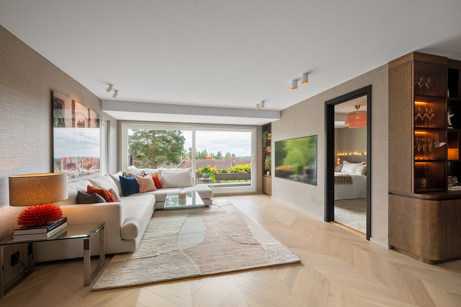 Ny glasskyvedør fra 2023 gir flott lysinnslipp og sømløs overgang til uteplassen. Galleribilde